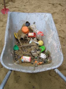 Müll, den wir im Sand gefunden haben, daher ist die Reinigungstiefe so wichtig